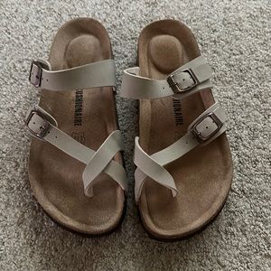 Cushionaire women’s sandals. Size 8